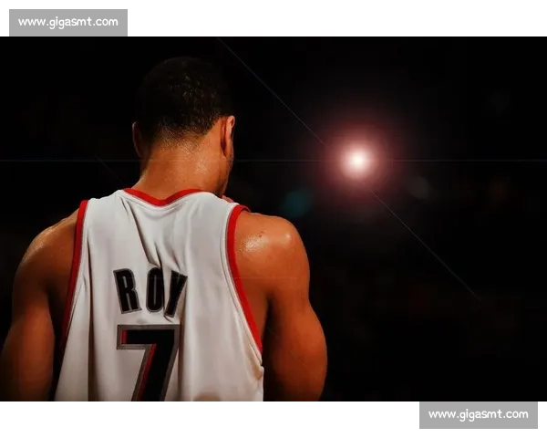 撕裂之城的双时代：罗伊的黄曼巴传奇与杨瀚森的青春风暴